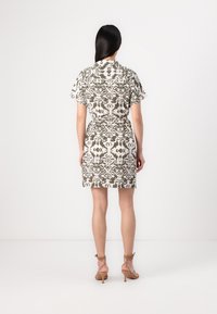 Robe à manches courtes avec un motif olive et blanc, taille ceinturée et ourlet à hauteur du genou. Tissu doux avec une coupe décontractée.