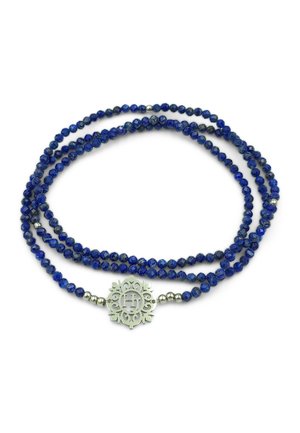 Collier multi-brins avec de petites perles facettées bleu profond et un centre ornemental en argent portant un monogramme "H".
