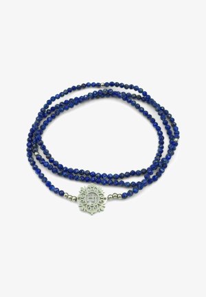 Collana a più fili con piccole perline sfaccettate di colore blu intenso e un centro ornamentale in argento con un monogramma "H".