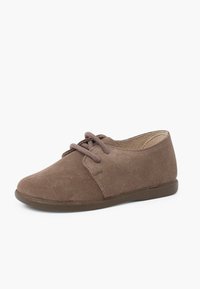 Scarpa in suede marrone con punta rotonda, due lacci e suola flessibile. L'interno è testurizzato per comfort e durata.