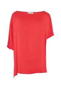 Top rosso a maniche corte realizzato in tessuto liscio, con una vestibilità ampia e scollatura larga. Presenta un orlo asimmetrico su un lato.