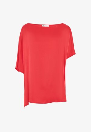 Top rosso a maniche corte realizzato in tessuto liscio, con una vestibilità ampia e scollatura larga. Presenta un orlo asimmetrico su un lato.