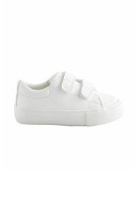 Vita sneakers med en slät läderöverdela, utrustade med två kardborrar, en låg profil och en texturerad gummisul.