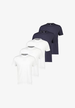 Fem kortærmede T-shirts med rund hals i hvid og mørkeblå, arrangeret i en trappestillet lodret linje på en hvid baggrund.