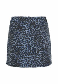 Mini-jupe en denim bleu et noir à imprimé léopard avec poches arrière et passants de ceinture, vue de dos.