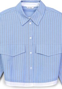 Hellblau gestreiftes Hemd mit einem Button-Down-Kragen, zwei Fronttaschen und weißen Akzenten am Saum und an den Manschetten. Weicher, glatter Stoff.