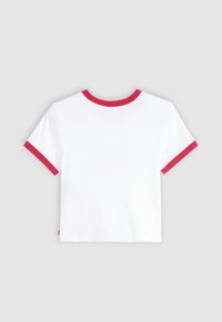Camiseta de algodón blanca de manga corta, con ribete rojo alrededor del cuello y las mangas. Diseño simple y clásico sin adornos.