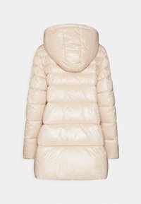 Beżowy, ocieplany płaszcz zimowy z poziomym pikowaniem i kapturem, pokazany od tyłu na jednolitym białym tle.