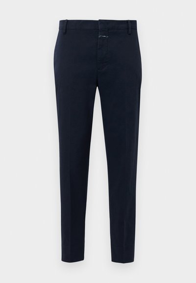 Navyblauwe slim-fit herenbroek met riemlussen en ritsopening, weergegeven tegen een effen witte achtergrond.