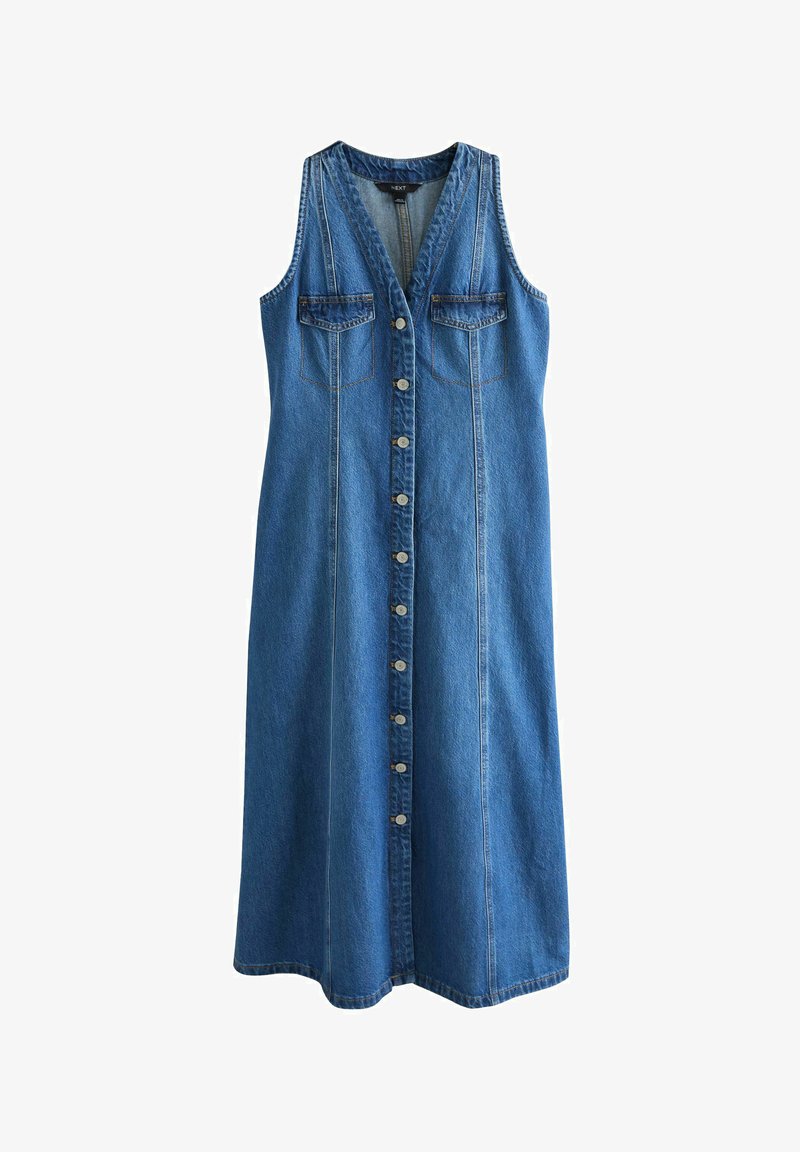 Robe midi en denim bleu sans manches avec fermeture à boutons sur le devant, deux poches à rabat sur la poitrine et encolure en V.