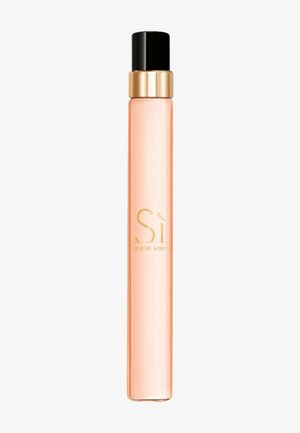 Wysoka, smukła przezroczysta butelka perfum z jasnoróżowym płynem, czarną zakrętką, złotym kołnierzem i logo Giorgio Armani Si w złotych literach.