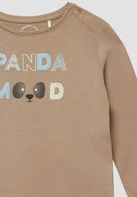 Beiges Langarmshirt mit rundem Ausschnitt, verziert mit dem Schriftzug "PANDA MOOD" in bunten Buchstaben, einem dekorativen Pandagesicht und Schulterknöpfen.