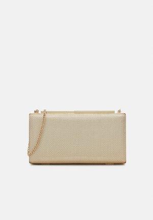 Pochette de soirée rectangulaire dorée avec surface texturée et fine chaîne dorée sur fond blanc.