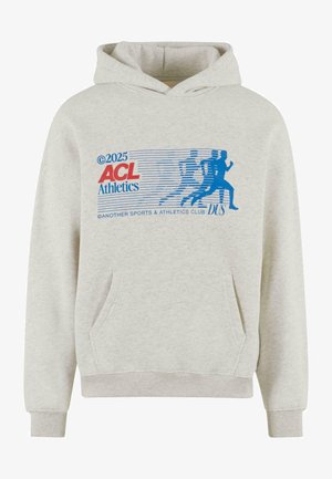 Lys grå hettegenser med frontlommekangaroo, ribbede mansjetter og et dristig blått og rødt grafisk design med løpende figurer og tekst.