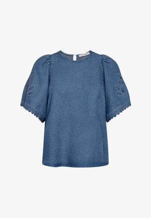 Sinine lühikeste varrukatega pluus volangvarrukatega, lilleliste avaõmblustega, laineliste äärtega ja ümmarguse kaelusega, mille taga on klapiga nupuga ava.