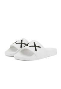 Infradito bianchi con una larga fascetta che presenta un design a croce con perline nere. Texture liscia, suola piatta e stile open toe.