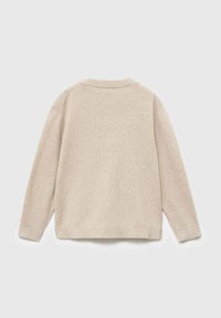 Béžový svetr s kulatým výstřihem, dlouhými rukávy a volným střihem. Vyroben z měkkého pleteného materiálu, s žebrovanými manžetami a lemem.
