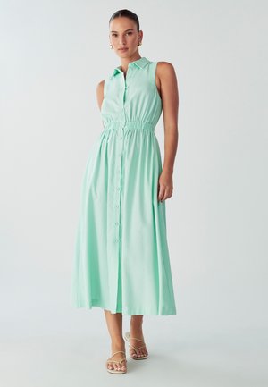 Mintgrünes ärmelloses Kleid mit durchgehender Knopfleiste, gerafftem Bund und knöchellangem Rock. Hergestellt aus einem weichen, leichten Stoff.