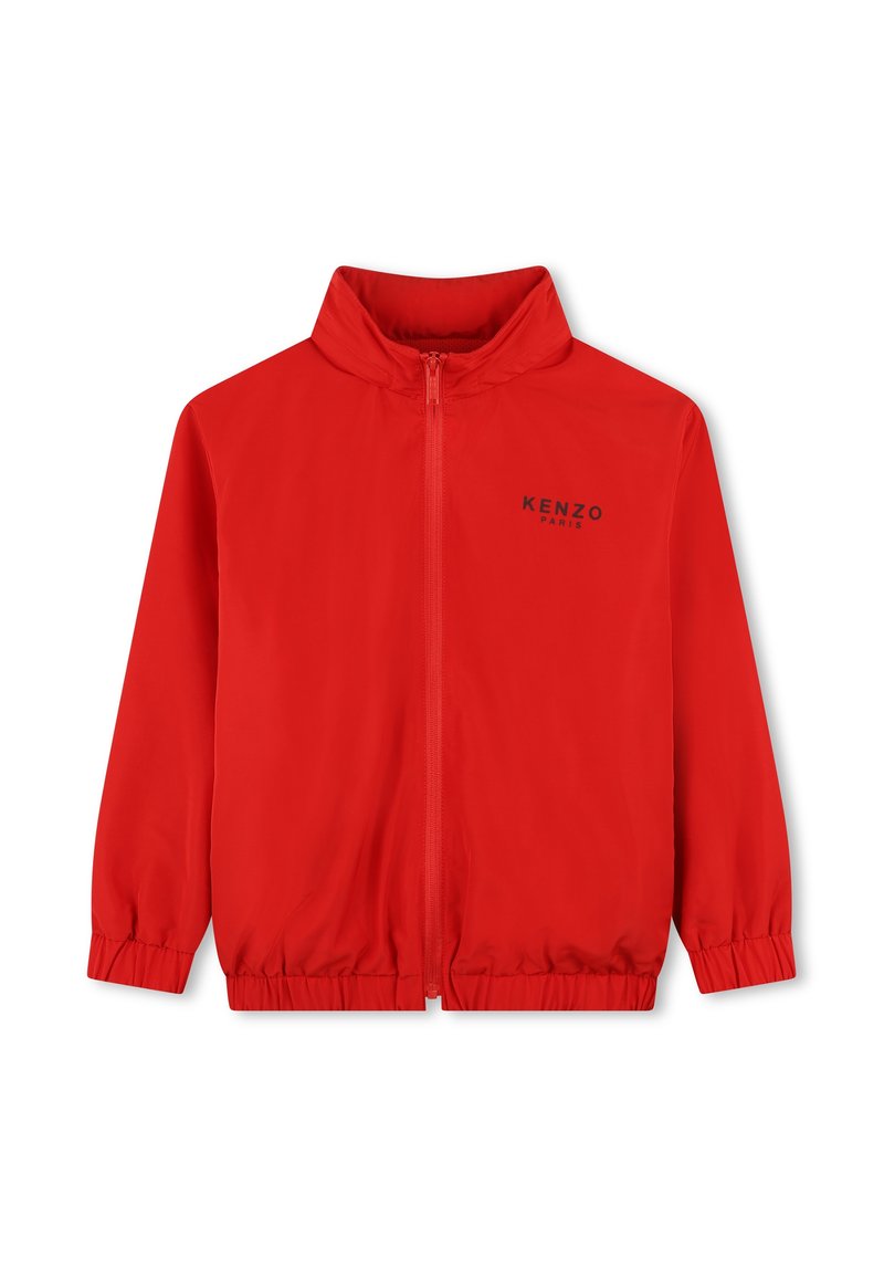 Veste zippée rouge en matériau léger. Comprend un col montant, des poignets élastiques et un logo imprimé sur la poitrine gauche.