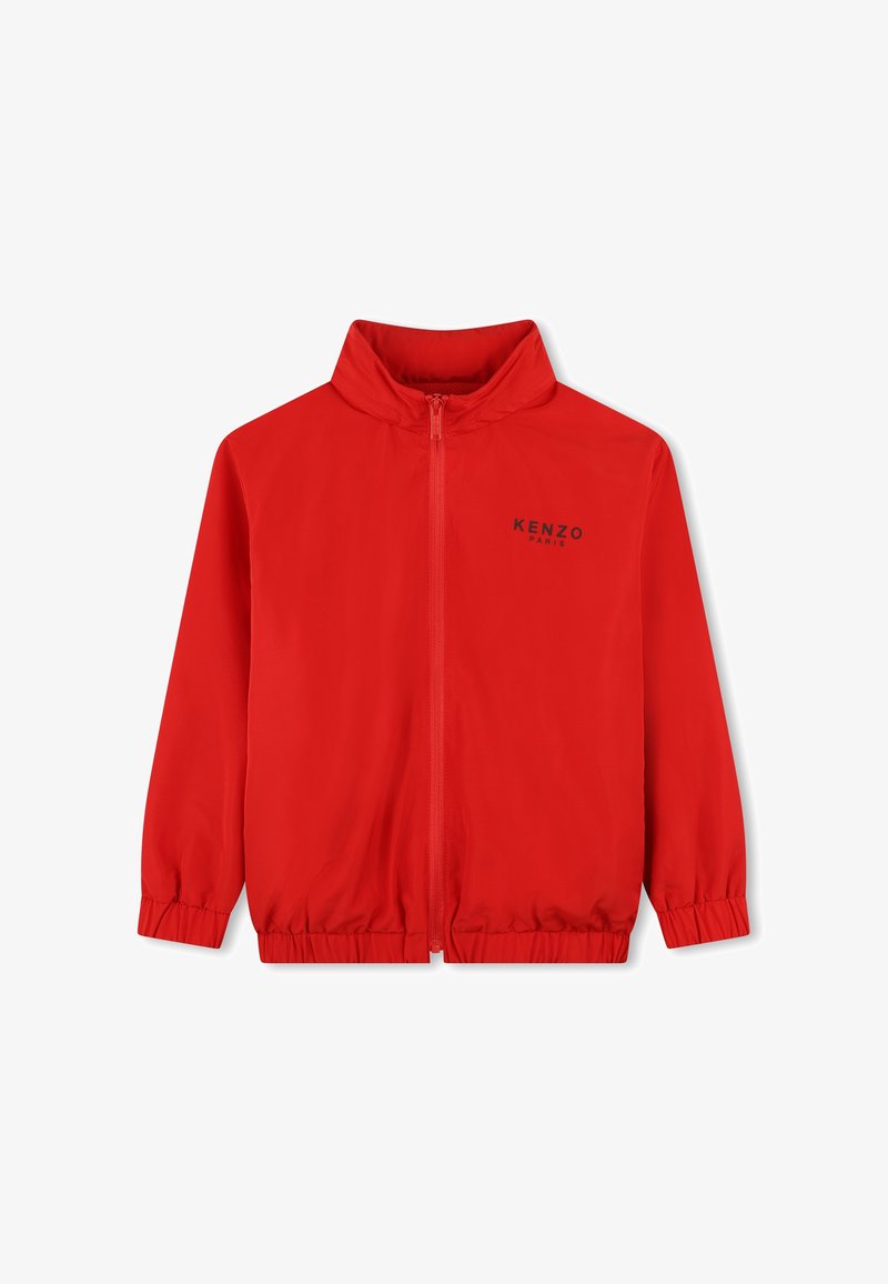 Veste zippée rouge en matériau léger. Comprend un col montant, des poignets élastiques et un logo imprimé sur la poitrine gauche.