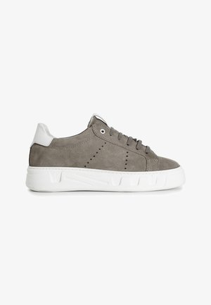 Suedesneakers med en grå overdel, hvid gummisål, flade snørebånd og perforeret detaljering på siderne. Accentueret hæl i hvid.