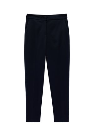 Pantalon noir ajusté, coupe slim, avec poches latérales et devant plat, conçu pour une tenue formelle ou de bureau.