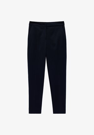 Pantalon noir ajusté, coupe slim, avec poches latérales et devant plat, conçu pour une tenue formelle ou de bureau.