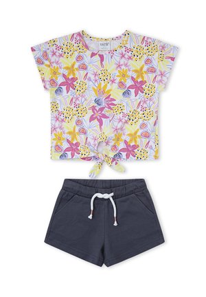 Conjunto de dos piezas para niñas con top de manga corta con estampado floral y nudo delantero en amarillo y rosa, combinado con pantalones cortos de cintura elástica en gris oscuro con cordón.