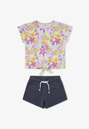 Conjunto de dos piezas para niñas con top de manga corta con estampado floral y nudo delantero en amarillo y rosa, combinado con pantalones cortos de cintura elástica en gris oscuro con cordón.