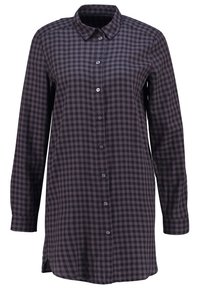 Camicia button-up in grigio scuro e pattern a quadretti neri, maniche lunghe, colletto classico e taglio dritto con orlo arrotondato.