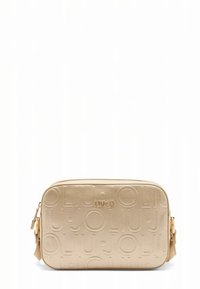 Sac bandoulière beige texturé avec logo embossé, forme rectangulaire et fermeture à glissière. Dispose de ferrures couleur or et d'une bandoulière ajustable.