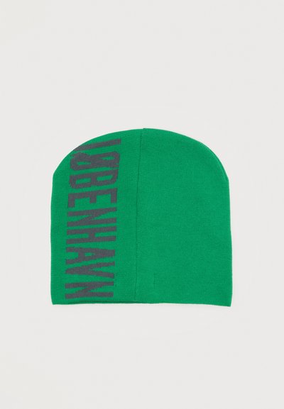 Πλεκτός πράσινος σκούφος με το κείμενο "LORDENWAY" σε σκοτεινά κάθετα γράμματα κατά μήκος της μιας πλευράς.