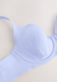 Soutien-gorge rembourré bleu clair sans coutures avec bretelles réglables et tissu lisse, conçu pour un maintien confortable.