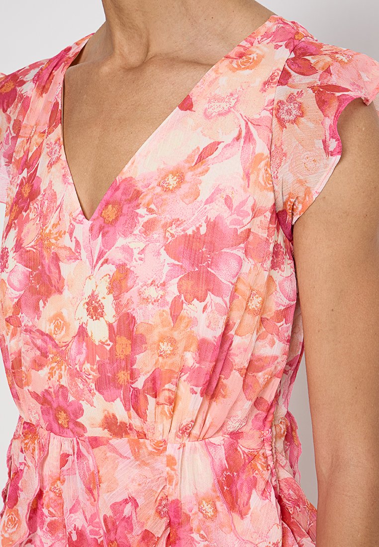 Blumenkleid mit einem rosa und orangefarbenen Muster, V-Ausschnitt und kurzen Ärmeln. Hergestellt aus leichtem Stoff mit strukturierter Oberfläche und gerafftem Taillenbereich.