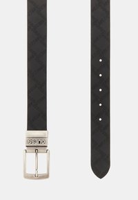 Schwarzer Gürtel mit geprägt "GUESS" Muster, silberne Metallschnalle, rechteckige Form und mehreren Löchern zur Anpassung. Glatte Ledertextur.