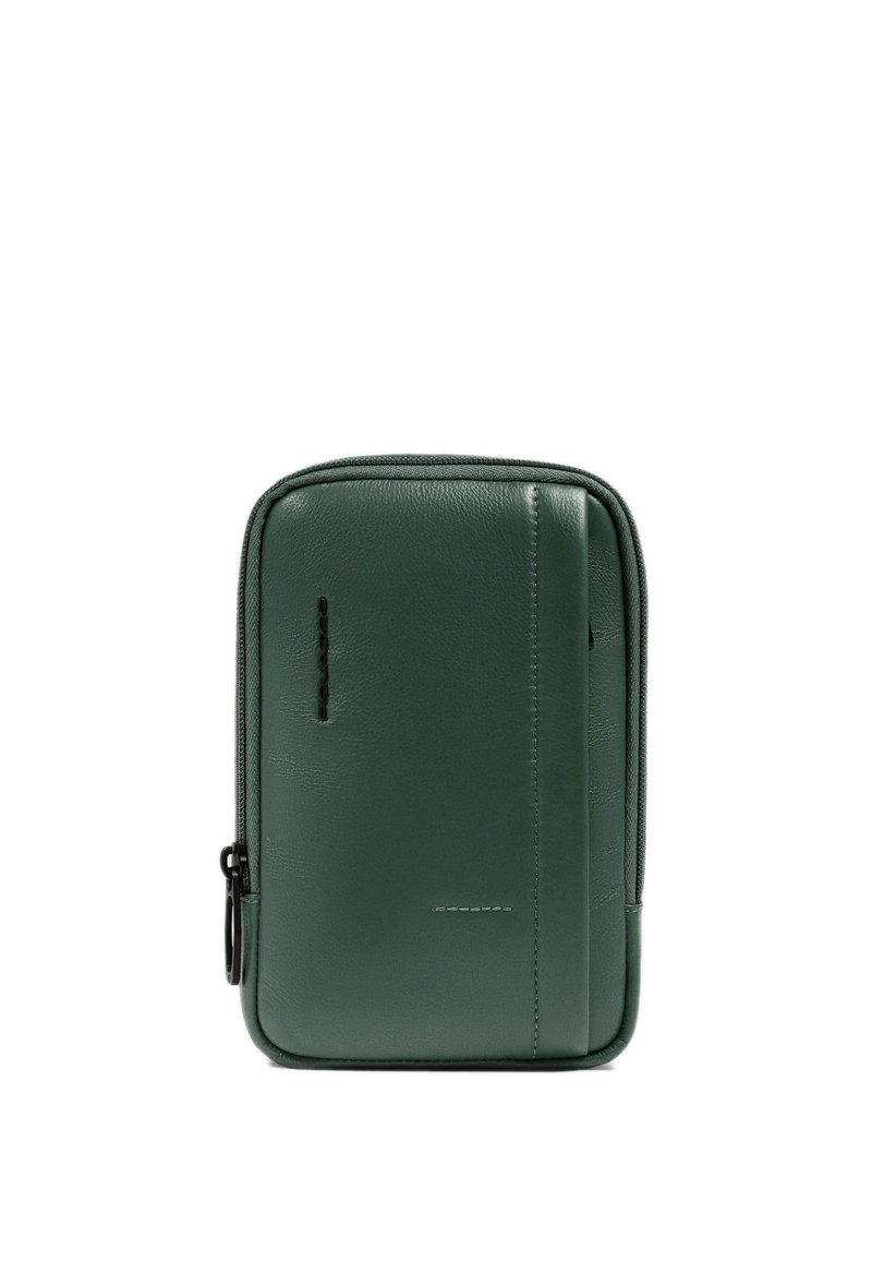 Bolsa de cuero verde con forma rectangular, que cuenta con cierre de cremallera, bolsillo lateral y costuras minimalistas como detalle.