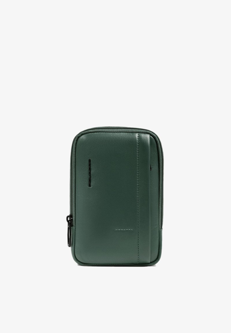 Bolsa de cuero verde con forma rectangular, que cuenta con cierre de cremallera, bolsillo lateral y costuras minimalistas como detalle.