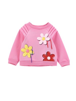 Rosa Sweatshirt mit geripptem Schulterdetail und dekorativen Kunststoffblütenapplikationen in Gelb, Pink und Rot, versehen mit farbigen Stichakzenten.