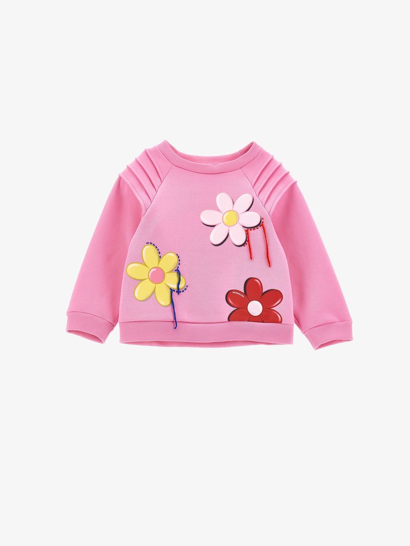 Felpa rosa con dettaglio a coste sulle spalle e applicazioni decorative in plastica a forma di fiore nei colori giallo, rosa e rosso, caratterizzata da dettagli di cucitura colorati.