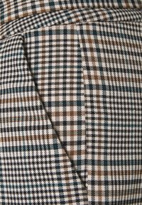 Vero Moda Petite Kalhoty - brown