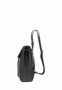 Czarna skórzana torebka o dopasowanej formie, płaską klapą z przodu, złotymi akcentami i pojedynczym regulowanym paskiem.