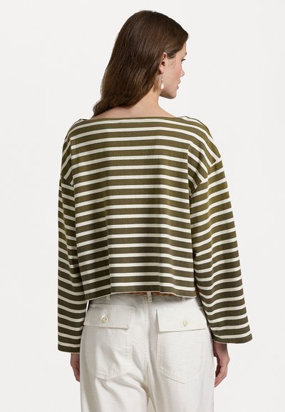 Kahaki grønn stripete cropped topp med lange ermer, med hvite horisontale striper, båtutrigning og en løs passform.