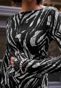 Next TALL FIT - LONG SLEEVES RUCHED  - Päevakleit - black and white mono zebra print