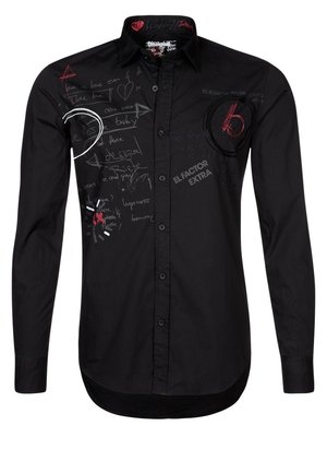 Chemise noire à manches longues avec boutons, ornée de textes graphiques rouges et blancs ainsi que de symboles comprenant des cœurs, des flèches et des phrases sur le devant et le col.