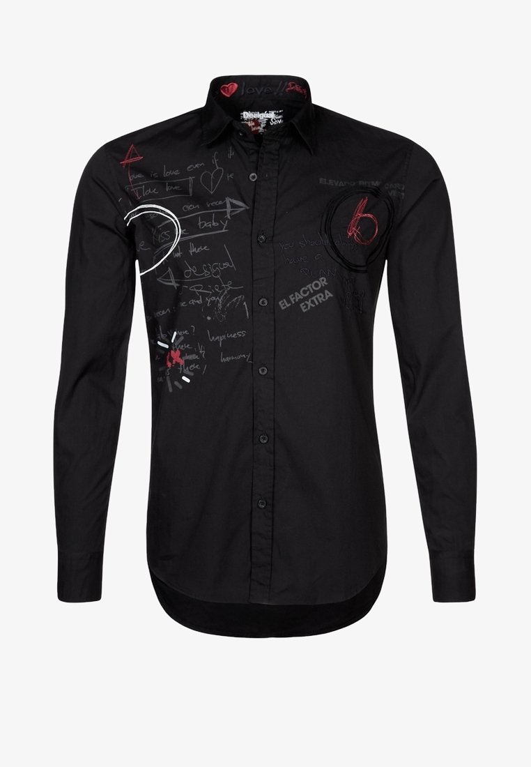 Chemise noire à manches longues avec boutons, ornée de textes graphiques rouges et blancs ainsi que de symboles comprenant des cœurs, des flèches et des phrases sur le devant et le col.