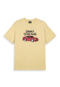 Camiseta de algodón amarilla con un gráfico de un coche rojo y el texto "TENDENCIAS GRIMEY" en letras negritas negras. Manga corta.