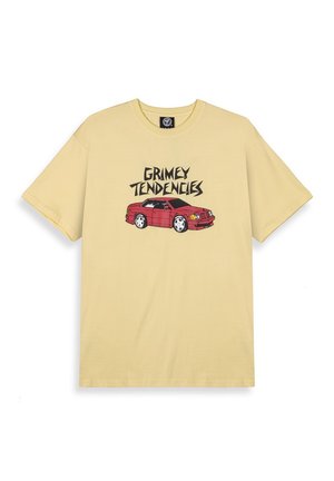 Camiseta de algodón amarilla con un gráfico de un coche rojo y el texto "TENDENCIAS GRIMEY" en letras negritas negras. Manga corta.