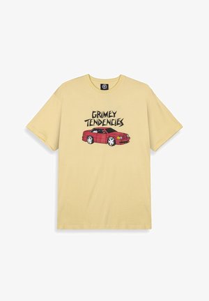 Camiseta de algodón amarilla con un gráfico de un coche rojo y el texto "TENDENCIAS GRIMEY" en letras negritas negras. Manga corta.