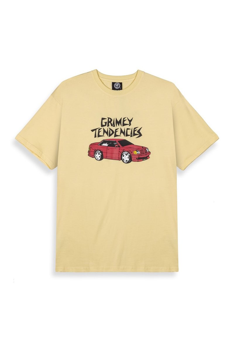 Camiseta de algodón amarilla con un gráfico de un coche rojo y el texto "TENDENCIAS GRIMEY" en letras negritas negras. Manga corta.