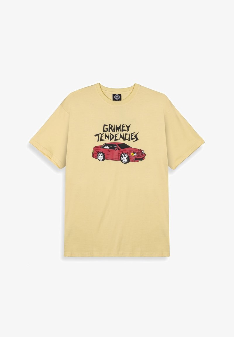 Camiseta de algodón amarilla con un gráfico de un coche rojo y el texto "TENDENCIAS GRIMEY" en letras negritas negras. Manga corta.